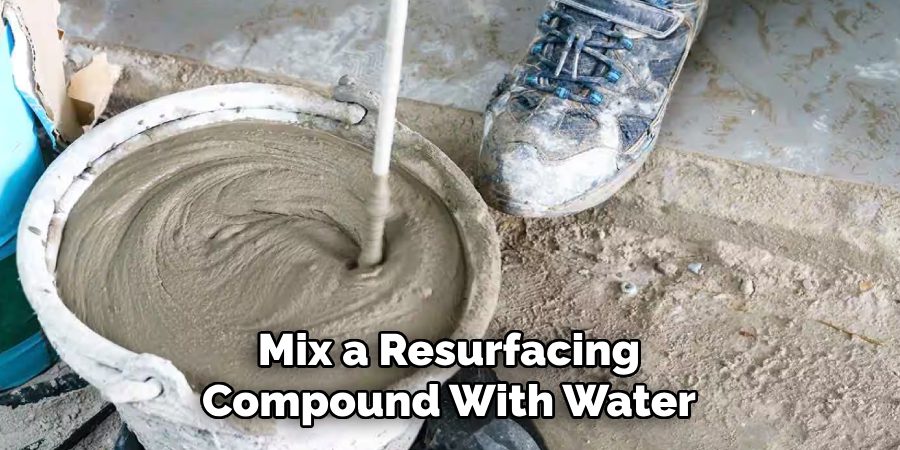 Mix a Resurfacing Compound With Water